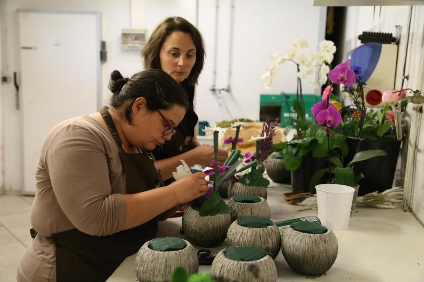 Duo travaillant ensemble sur une composition florale
